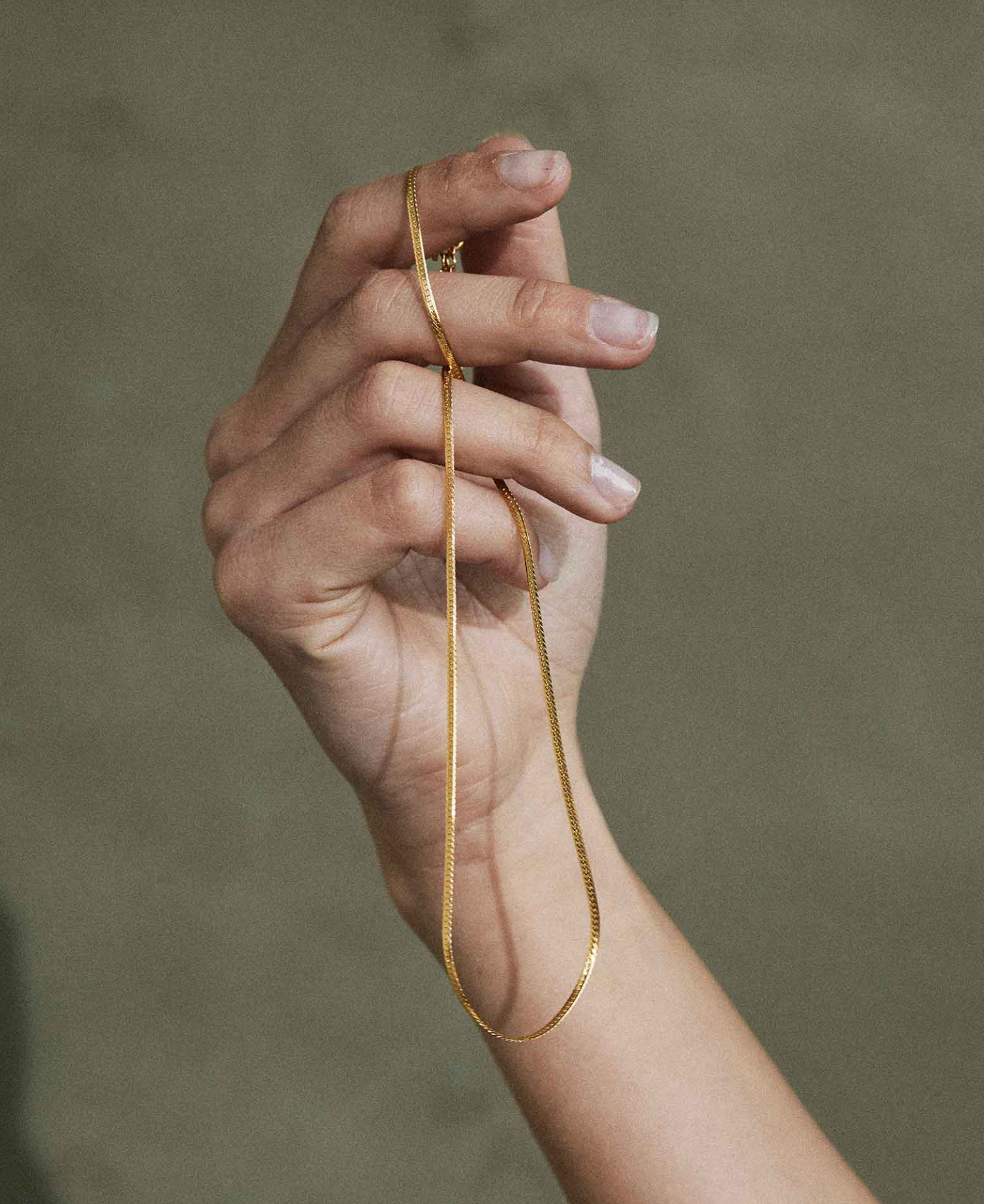 shot of chain in model hand, showing its seamless construction