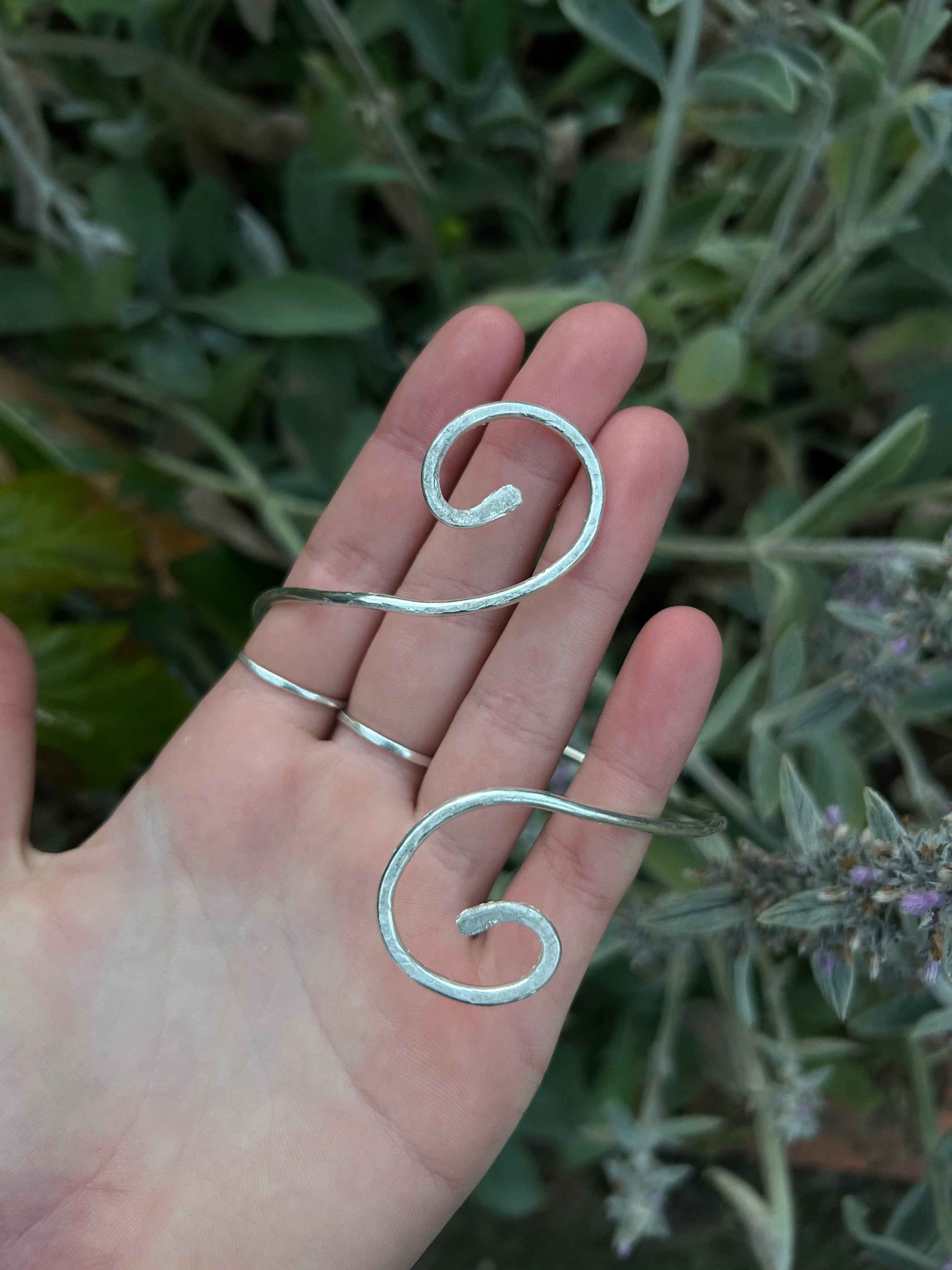 Swirl Arm Cuff - Elegant and Unique Design for Stylish Accessorizing