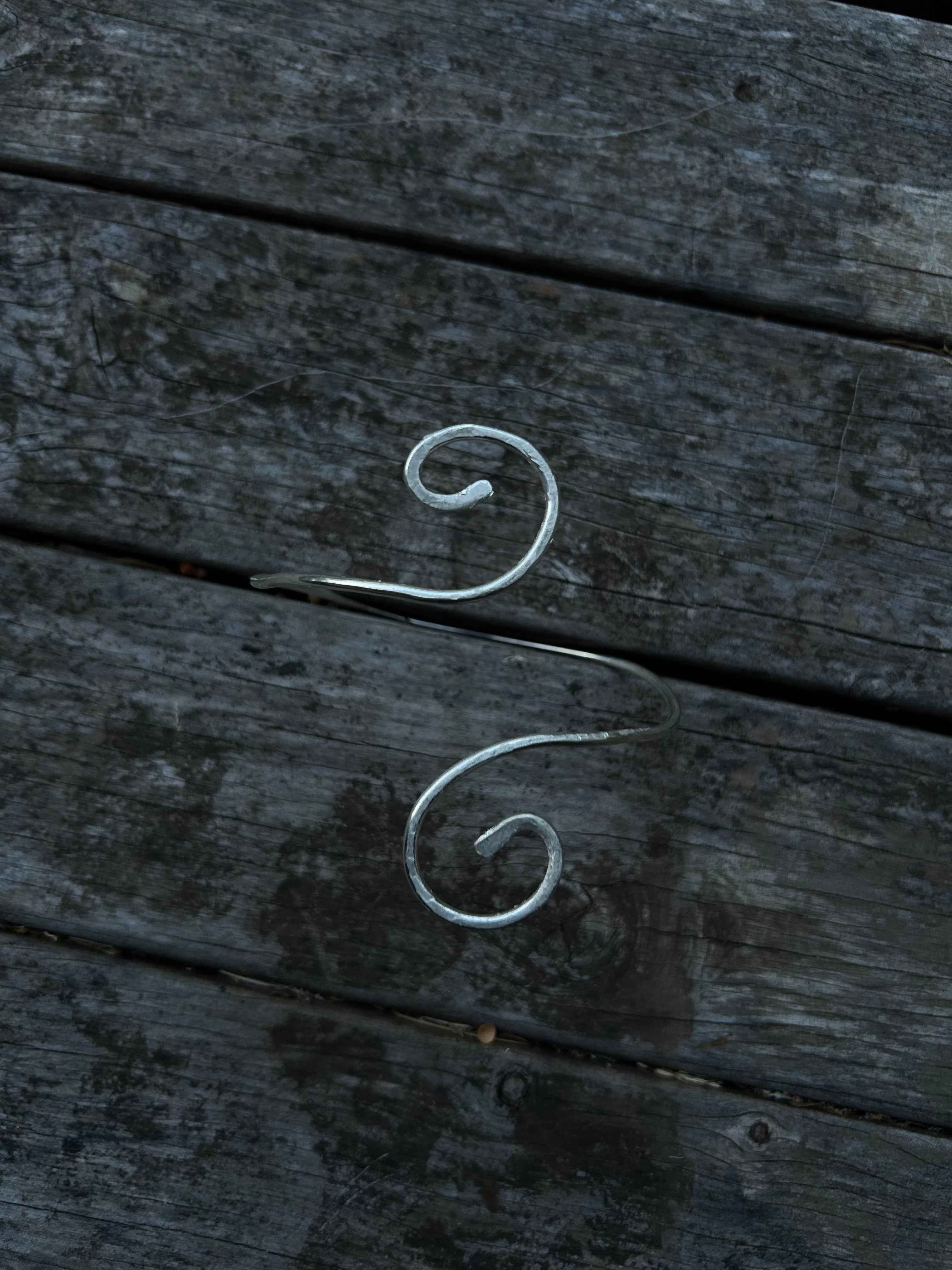 Swirl Arm Cuff - Elegant and Unique Design for Stylish Accessorizing