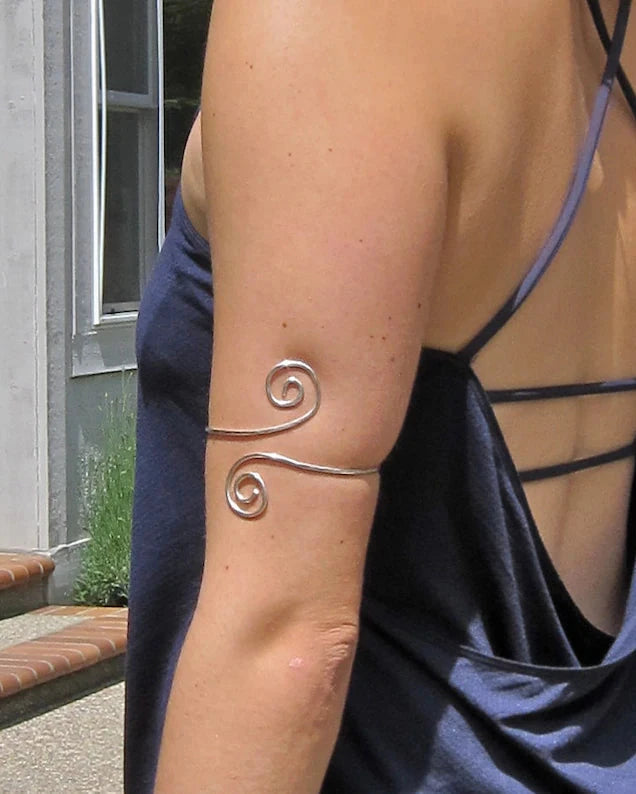 Model wearing the adjustable upper arm bracelet in silver, showcasing how the boho wire arm cuff fits on the bicep.