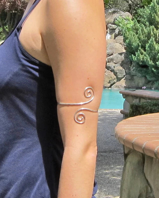 Model wearing the adjustable upper arm bracelet in silver, showcasing how the boho wire arm cuff fits on the bicep.