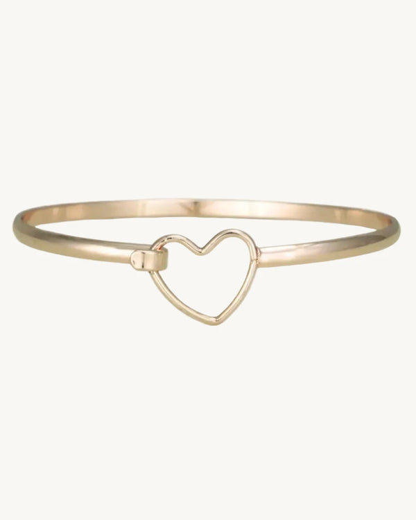 Gold bracelet with a heart-shaped clasp 