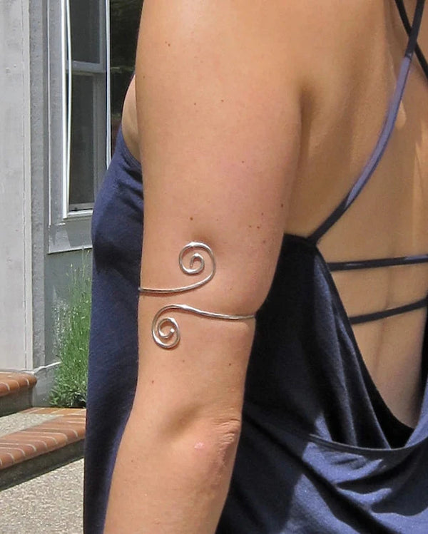 Model wearing the adjustable upper arm bracelet in silver, showcasing how the boho wire arm cuff fits on the bicep.
