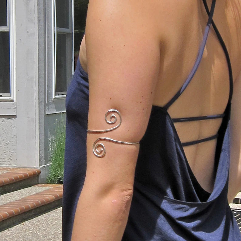 Model wearing the adjustable upper arm bracelet in silver, showcasing how the boho wire arm cuff fits on the bicep.