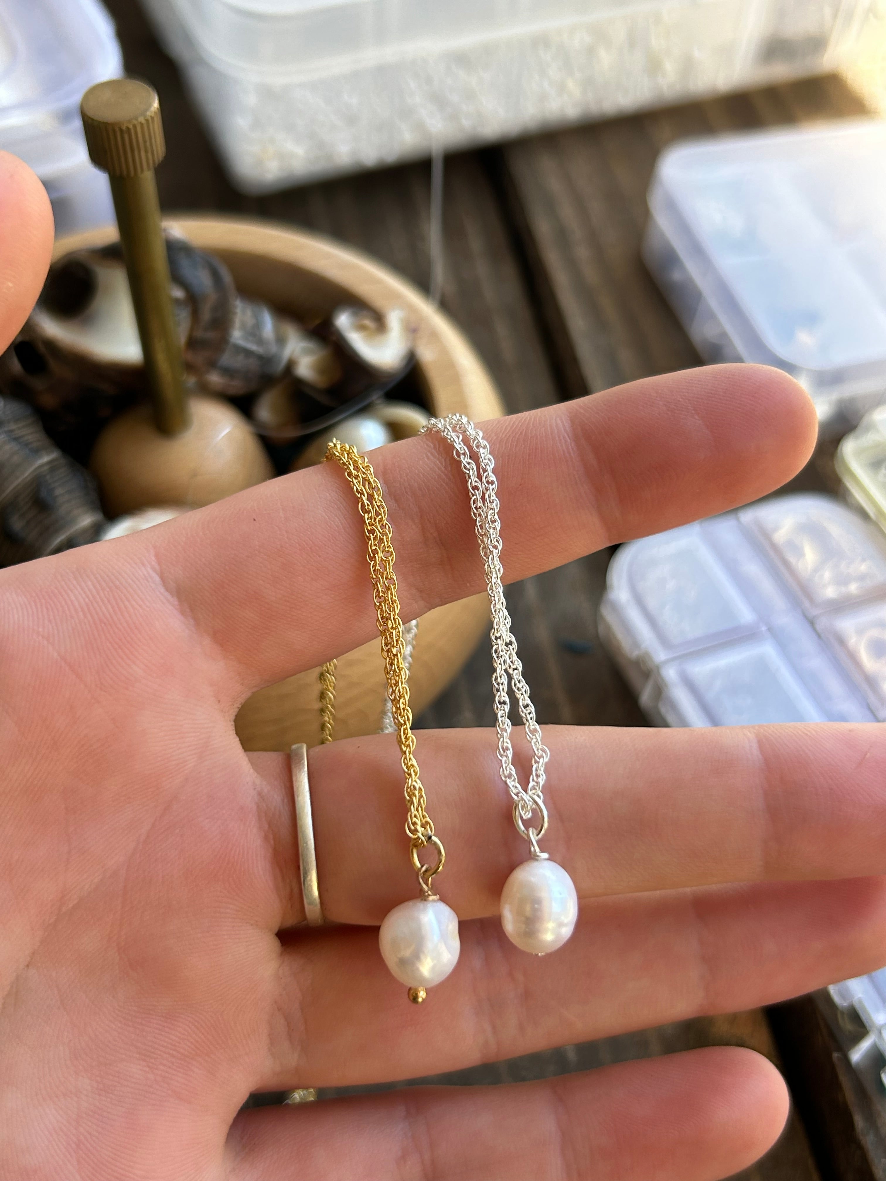 silver and gold pearl necklaces 